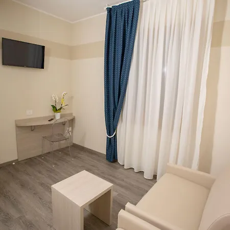 فندق Home Hotel 3*